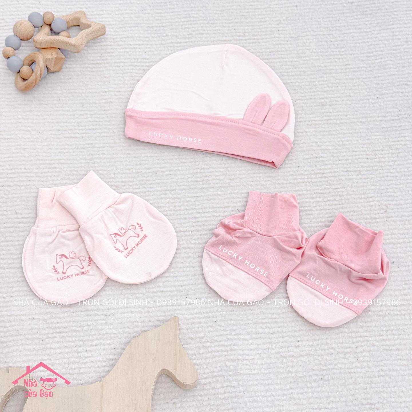 Set phụ kiện mũ, bao tay chân Conoo ngựa lucky horse hồng