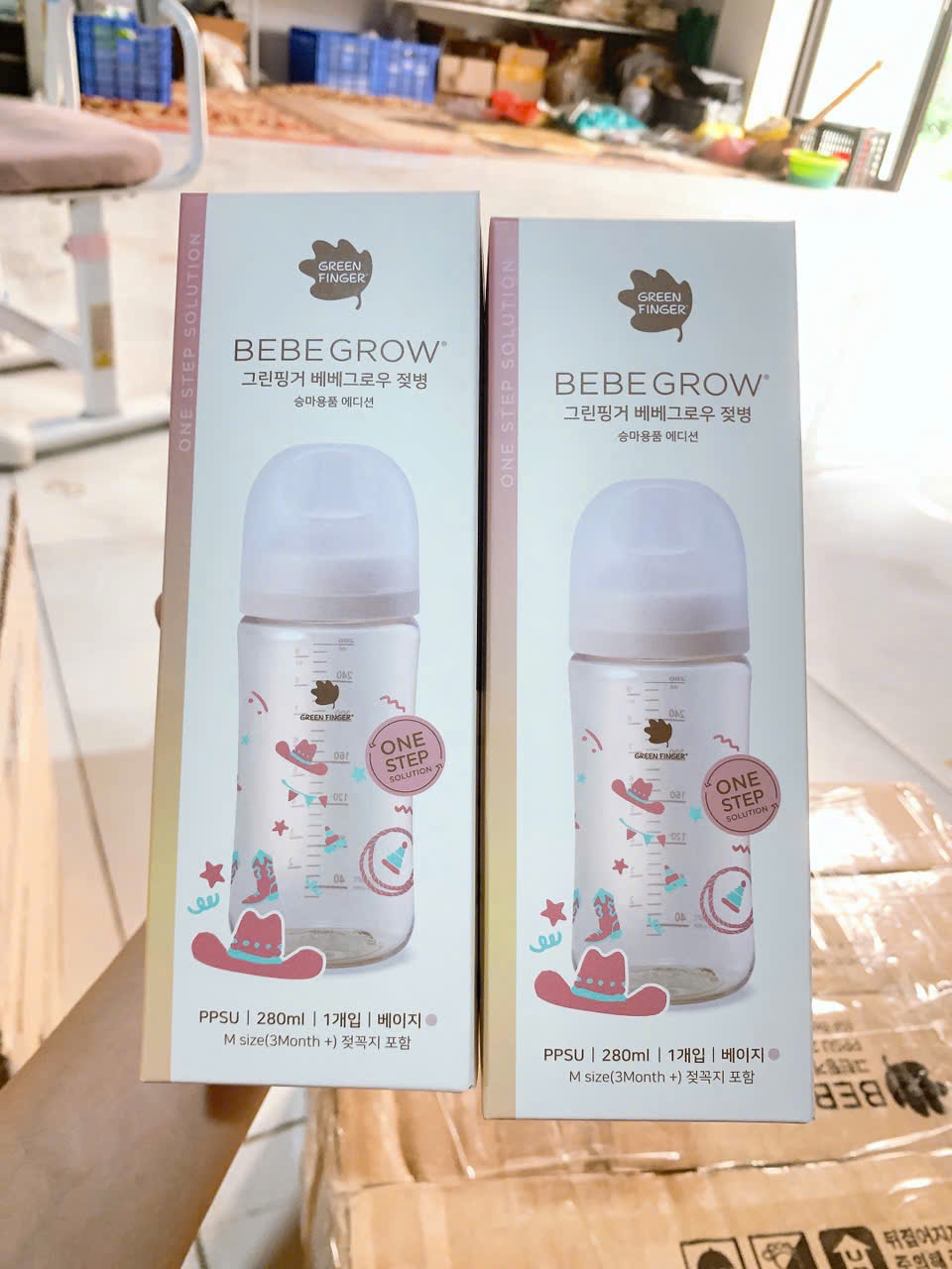 Bình sữa Green Finger Bebe Grow Hàn 280ml ghi mũ, ủng (núm M 3M+)