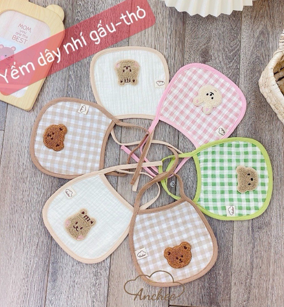 Yếm Anchee vuông kẻ dây buộc thêu gấu
