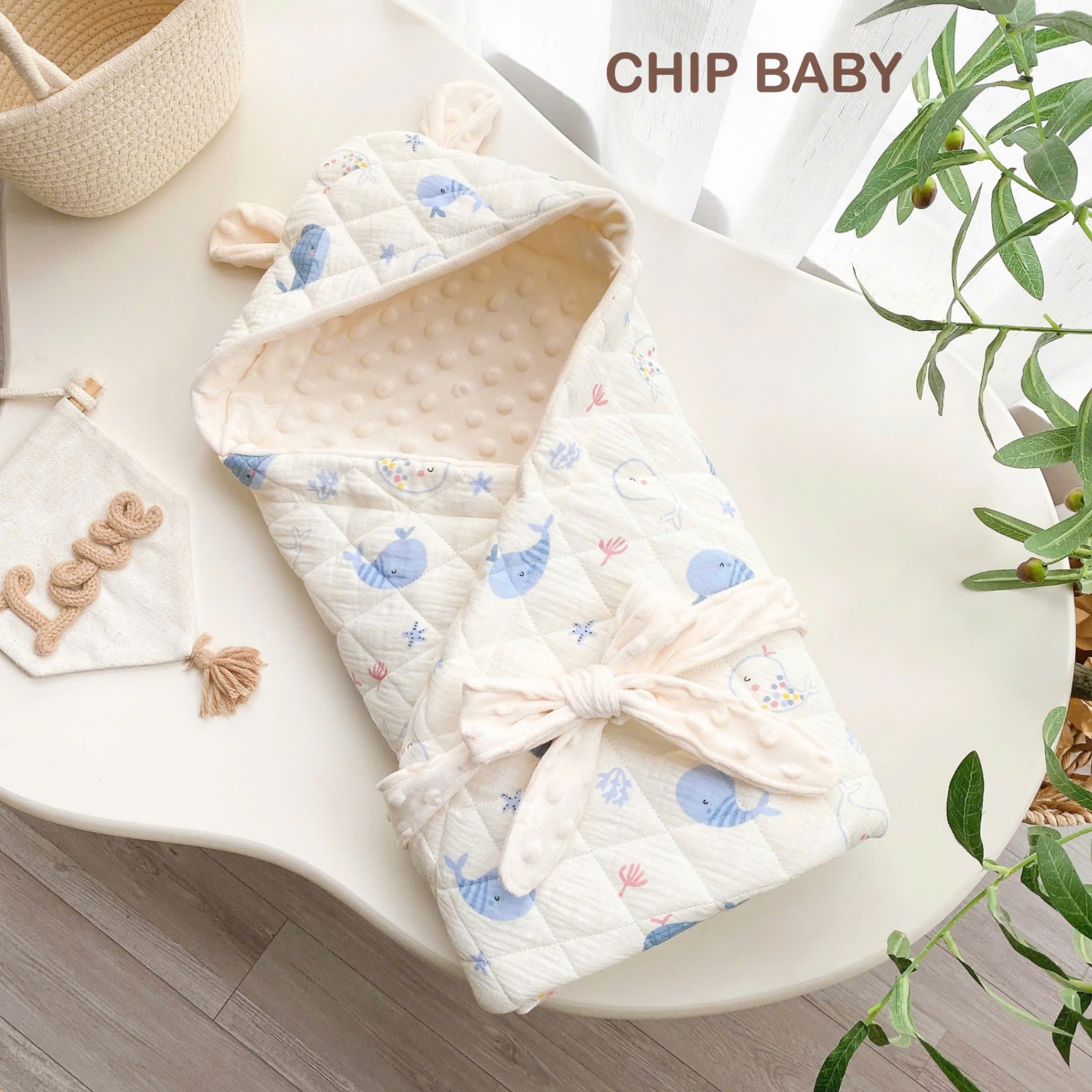 Ủ choàng xô hạt đậu chần bông Wooyi cá voi xanh 80x80cm
